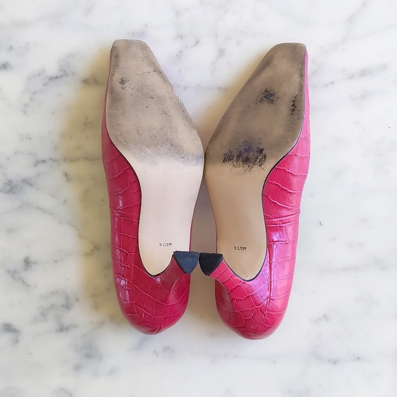Karen Scott Leather Upper Fuchsia Crocodile Pump with 3" heels. - Picture 6 of 6